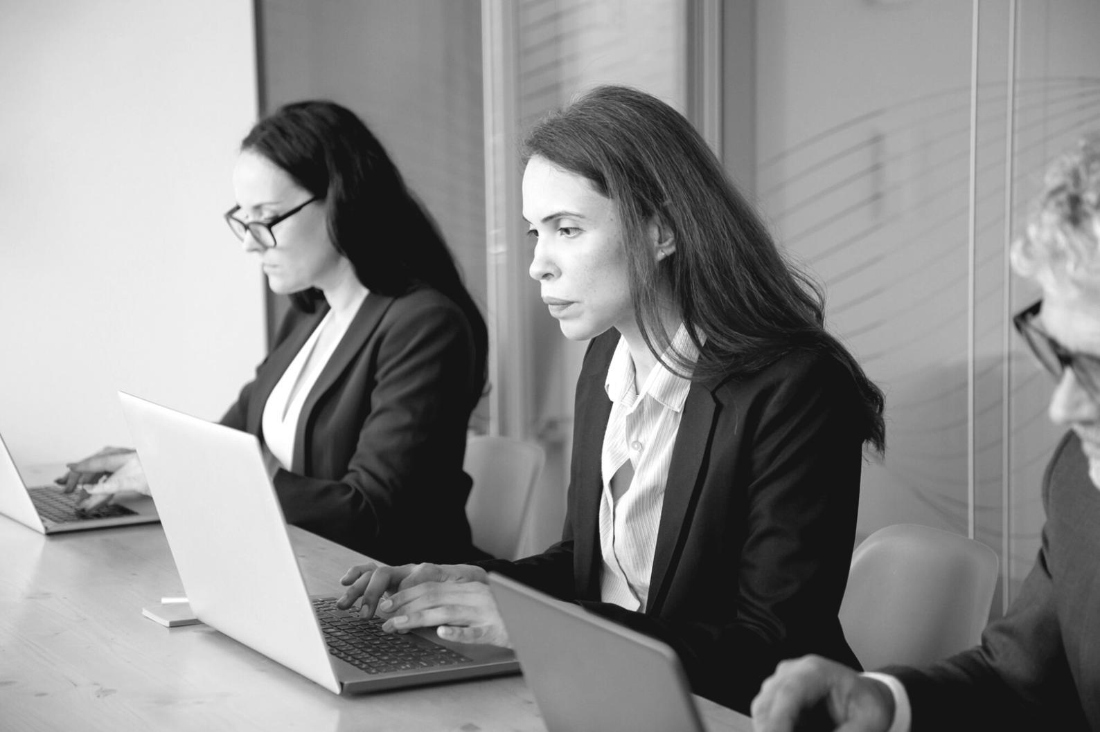 Peserta program sedang menganalisis strategi trading