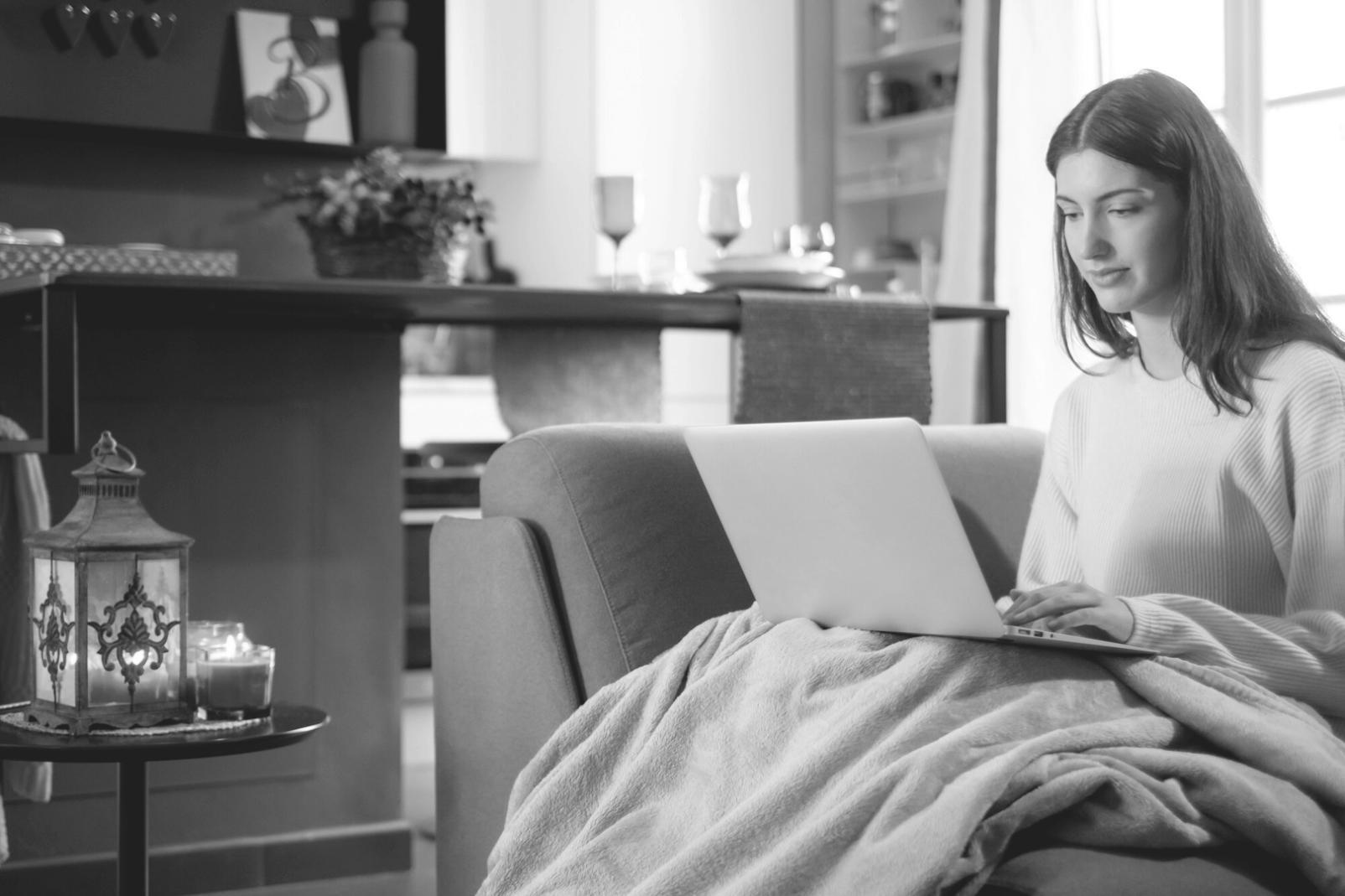 Platform trading otomatis Uraniumx dengan grafik pasar real-time