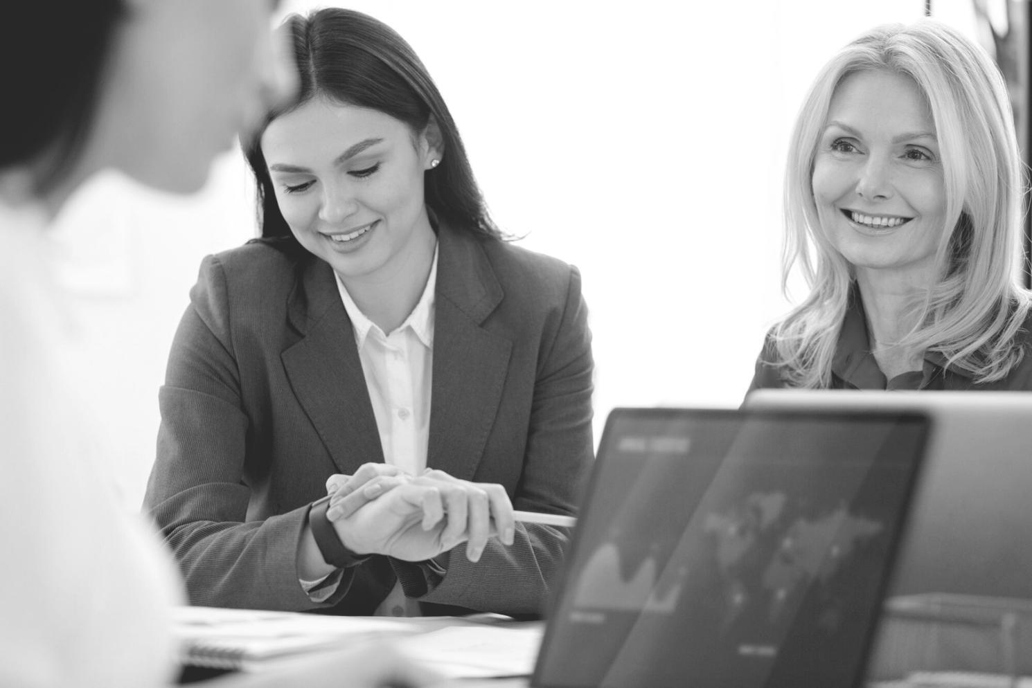 Peserta kursus sedang menganalisis strategi trading otomatis