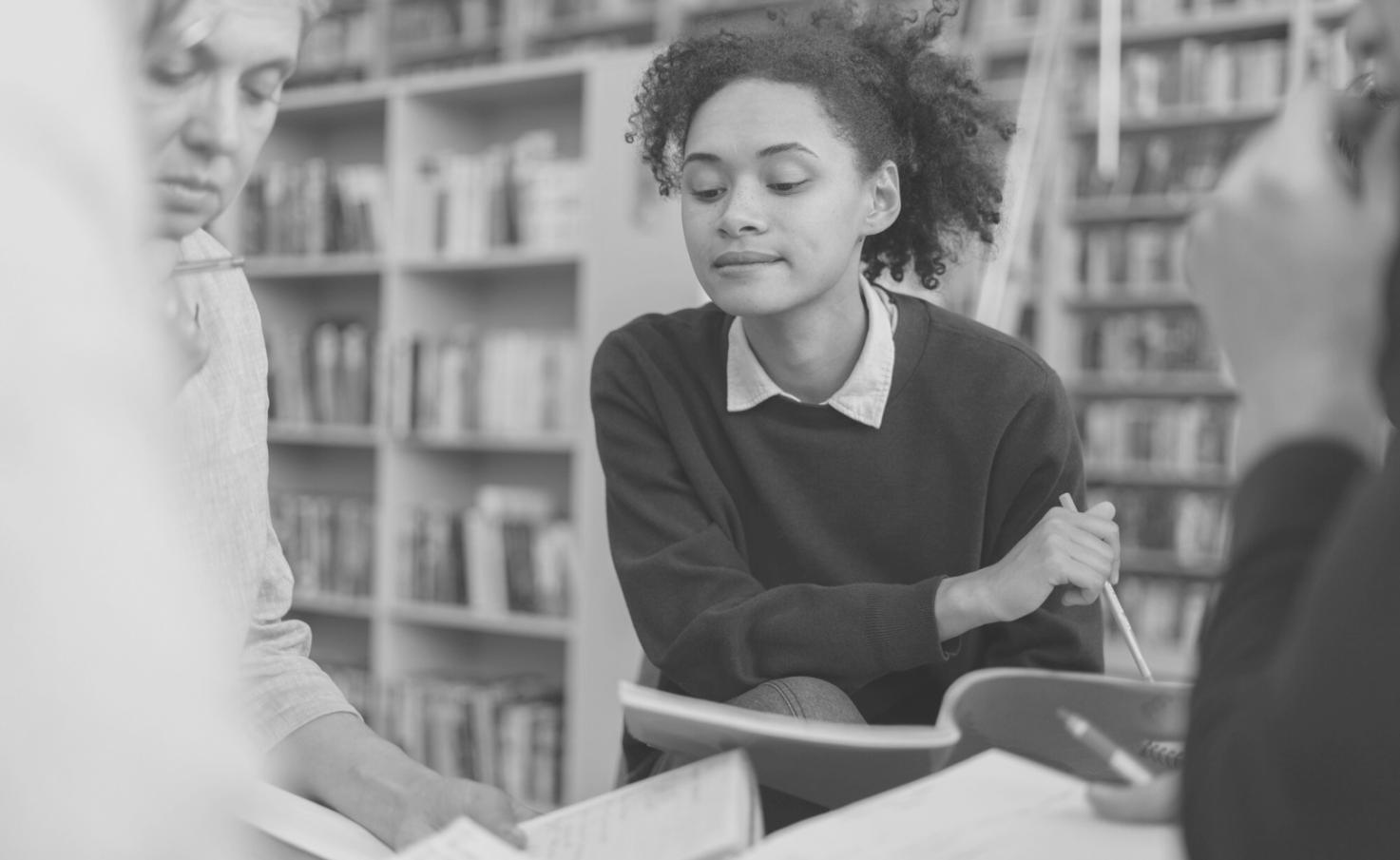 Sesi pembelajaran trading otomatis dengan instruktur berpengalaman